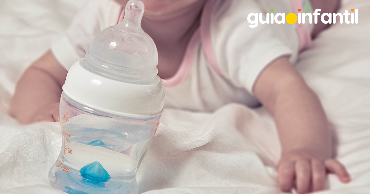 ¿El bebé puede tomar agua?