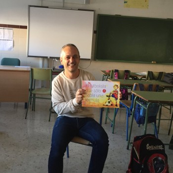 El profesor que enseña matemáticas con caramelos, piezas de Lego y una olla