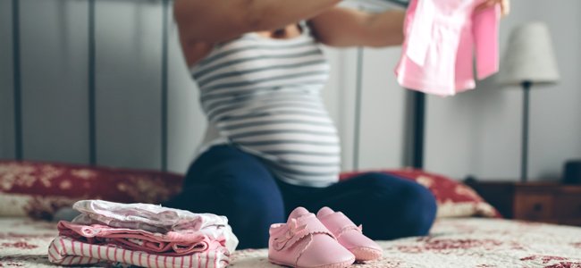 mujer embarazada de un bebé arcoíris