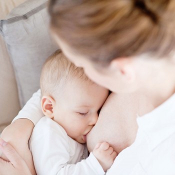 El arriesgado negocio de la leche materna en internet