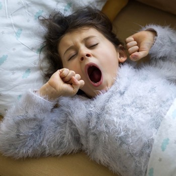 Trucos para despertar temprano a un niño dormilón y perezoso