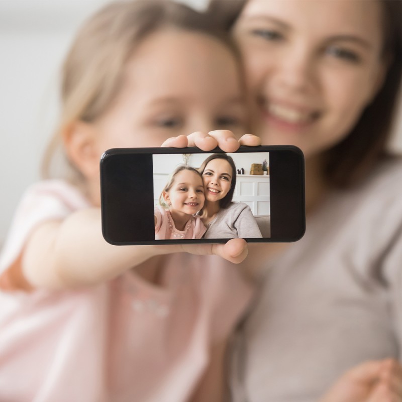 ¿Es peligroso compartir fotos de mis hijos en las redes sociales?