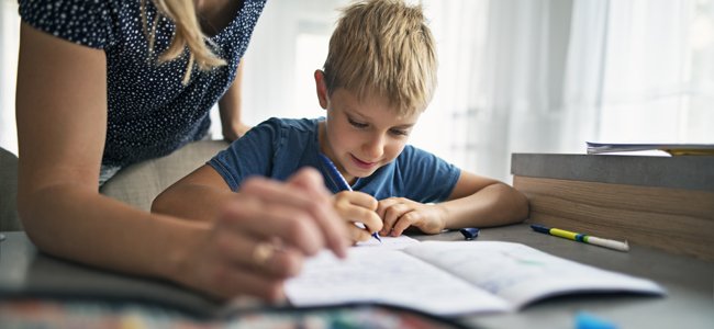 como ayudar al niño con los deberes