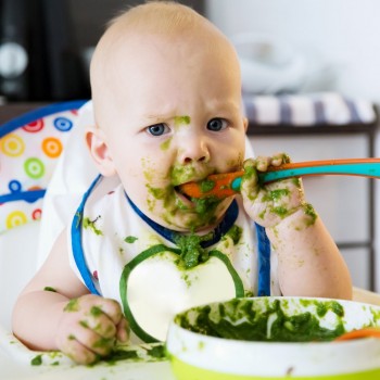 Los alimentos que deben evitar tomar los bebés menores de un año