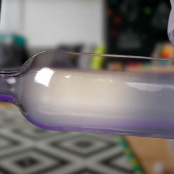 Una nube en una botella. Experimento de ciencia divertida para niños