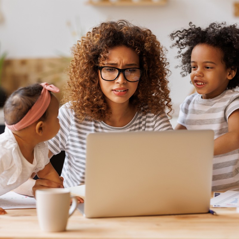 Los niños que interrumpen demasiado si mamá teletrabaja