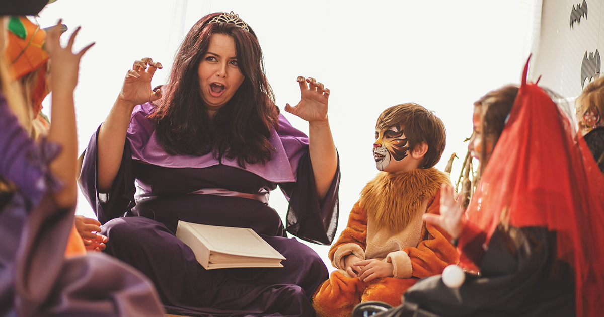 Leer cuentos de Halloween con los niños
