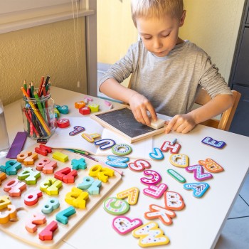 Enseñar el abecedario a los niños con canciones lúdicas