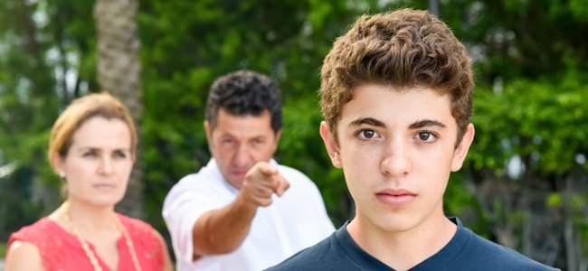 Hazte estas preguntas para saber qué estás haciendo mal con tu hijo adolescente