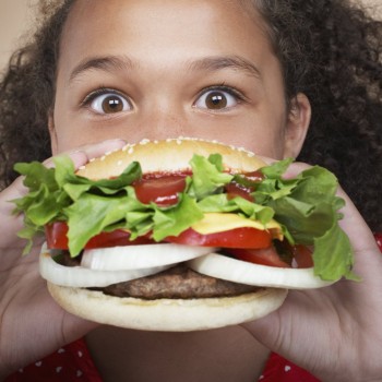 Los niños que toman comida basura sacan peores notas