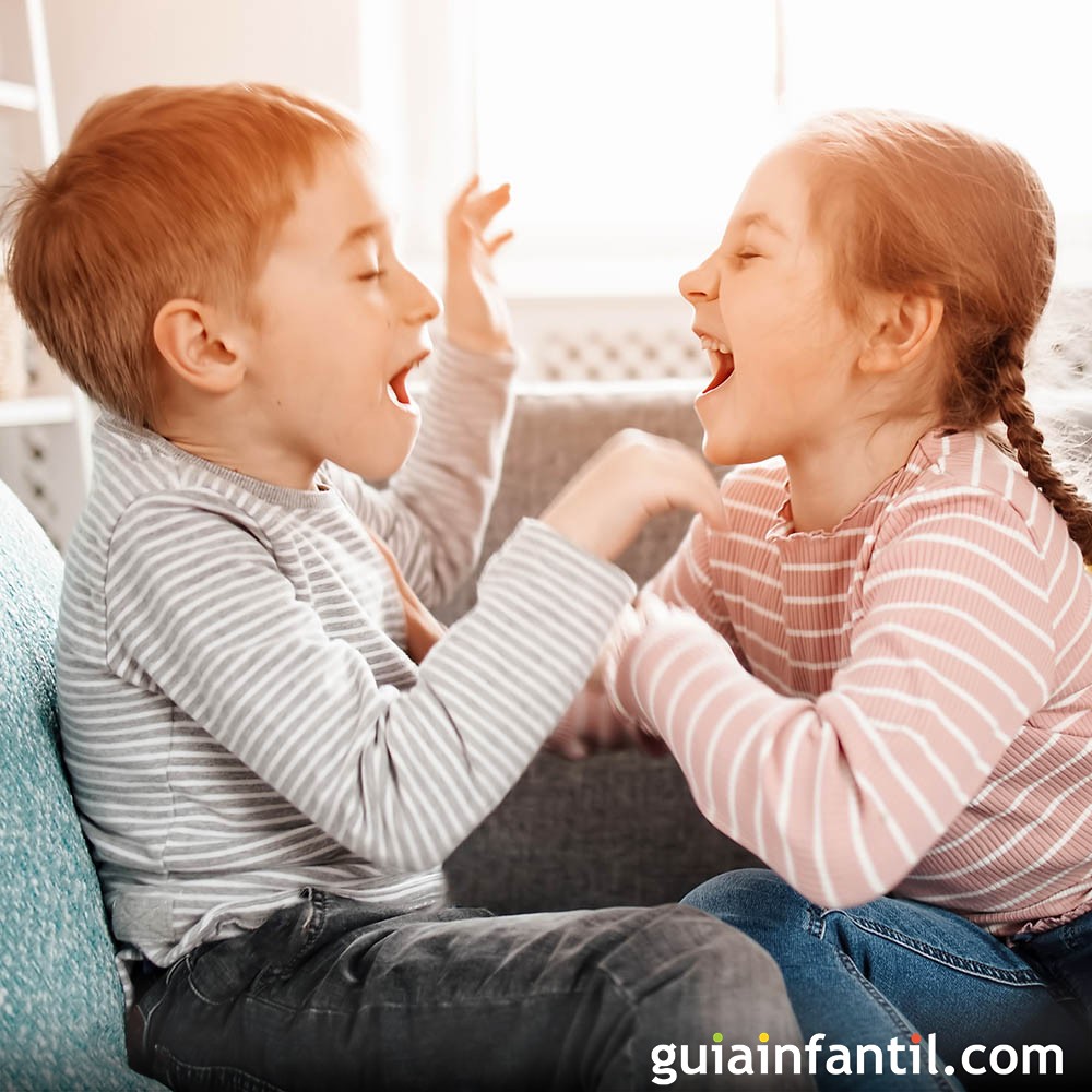 niño y niña peleando