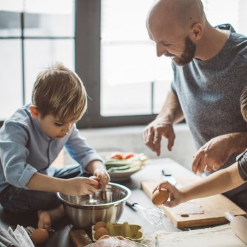 Por qué debemos enseñar a los niños a cocinar en casa y a comer en familia