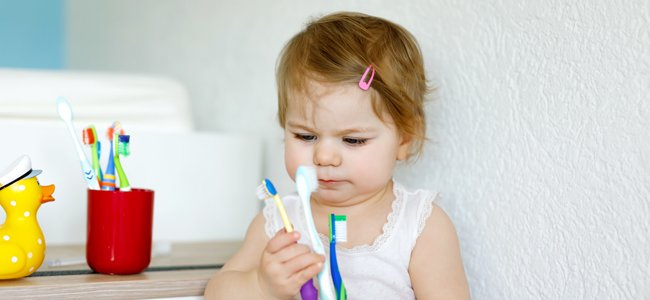 Los niños ponen mucha pasta de dientes en el cepillo y puede ser peligroso