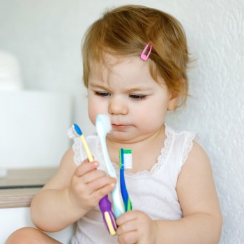 Los niños ponen mucha pasta de dientes en el cepillo y puede ser peligroso
