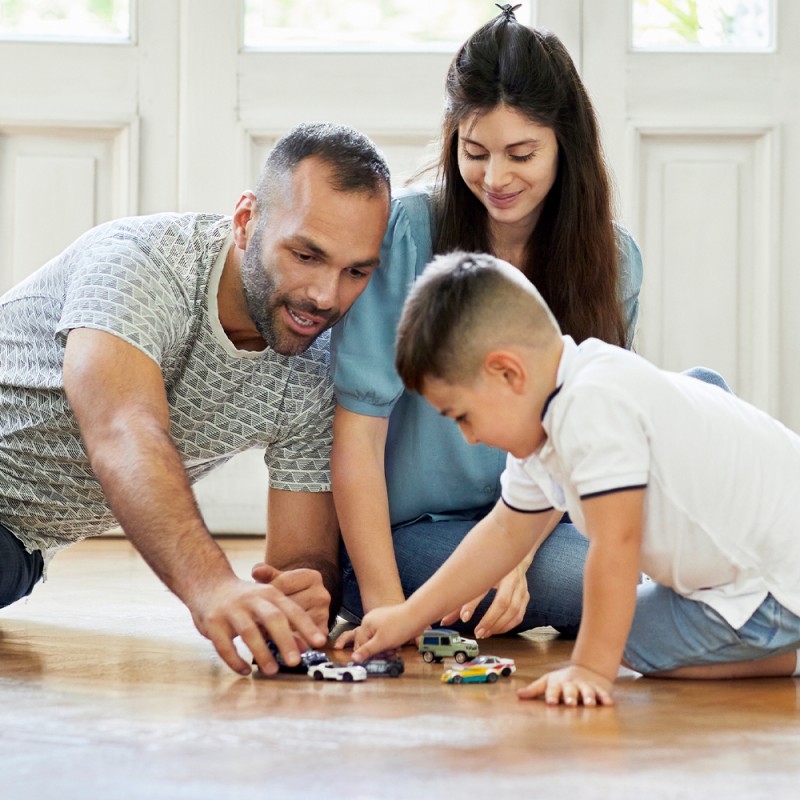 Conecta con tu hijo con el hábito de jugar en el suelo siempre que puedan