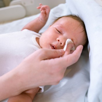 ¿Qué son y cómo eliminar las legañas del bebé?