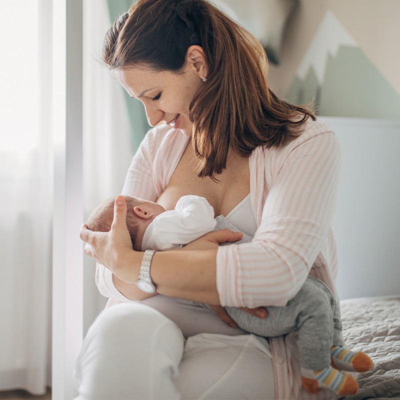 ¿La baja producción de leche materna dificulta dar pecho al bebé?