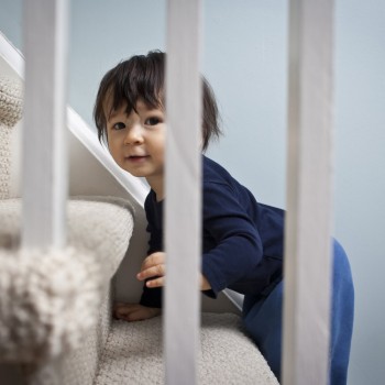 Por qué los bebés adoran subir y bajar las escaleras