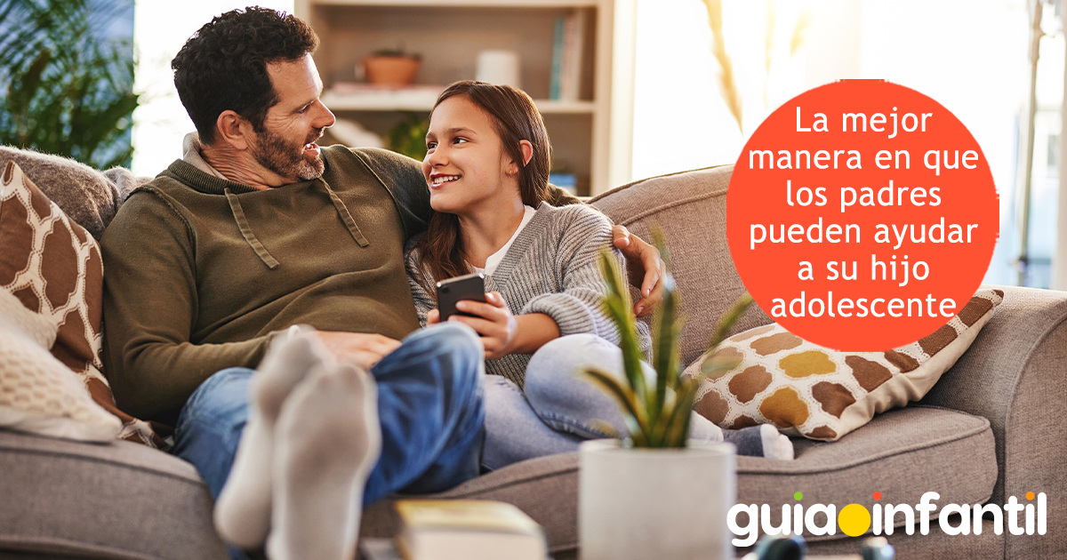 Padres que ayudan a su hijo adolescente