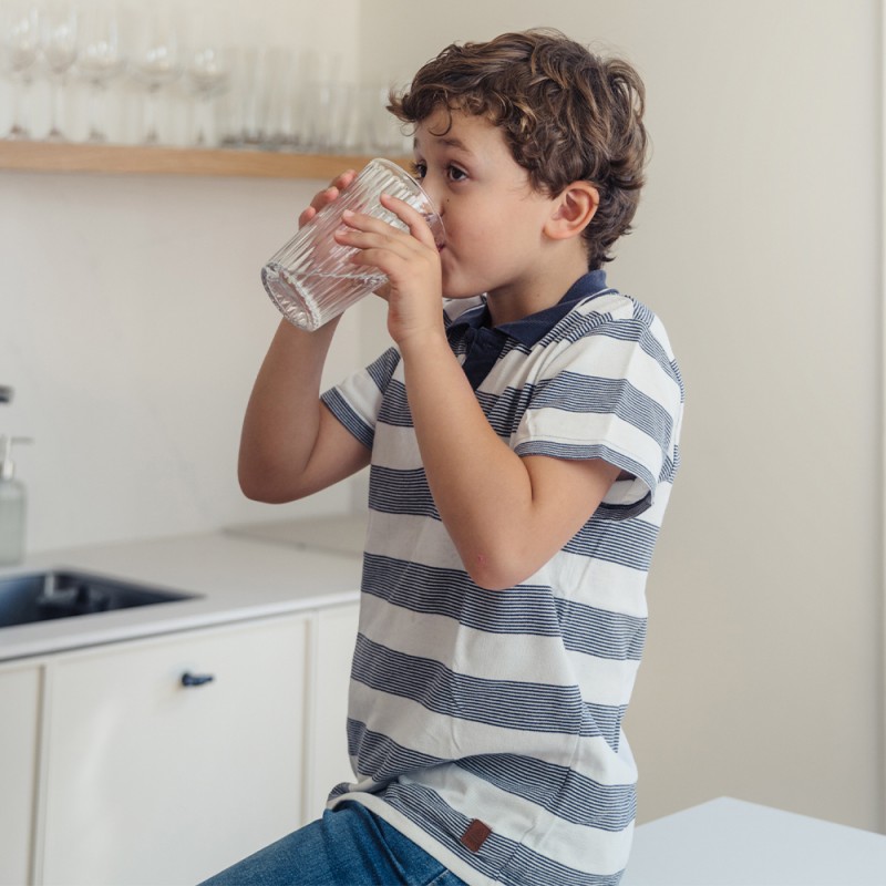 Agua que deben tomar los niños y bebés para estar hidratados por edad