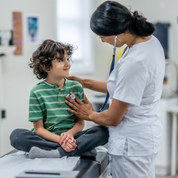 ¿Puedo llevar a mi hijo al médico en Miami Dade sin la green card?