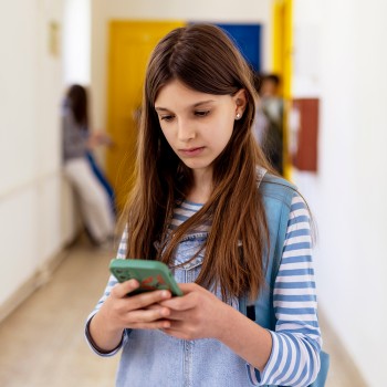 ¿Mi hijo puede llevar su celular a la escuela? Miami Dade y su normativa