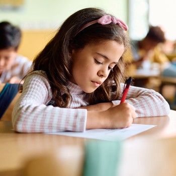 ¿Mi hijo puede ir a la escuela en Miami Dade aunque no tenga papeles?