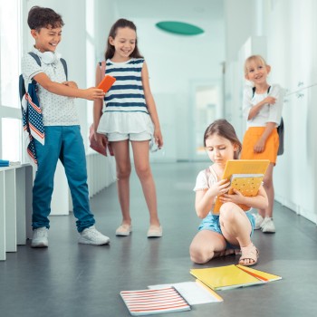 Cómo solicito una beca en Miami Dade si le han hecho bullying a mi hijo