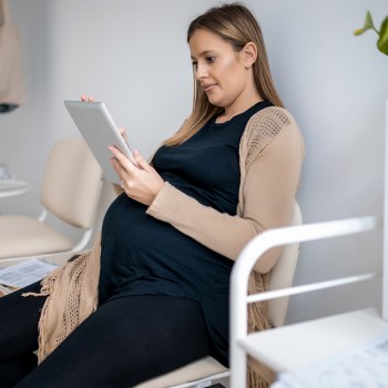 ¿Pueden darme la residencia en Miami Dade si mi bebé nace aquí?