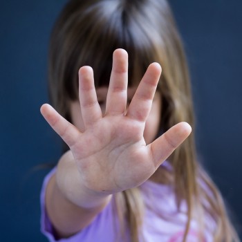 Mi esposo nos golpea a mí y a mi hijo, ¿cómo denunciar en Miami Dade?