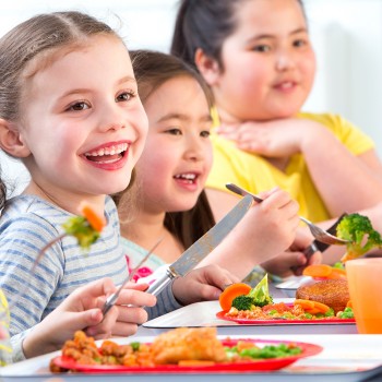 ¿Pueden dar comida gratis a mi hijo en su escuela de Miami Dade?