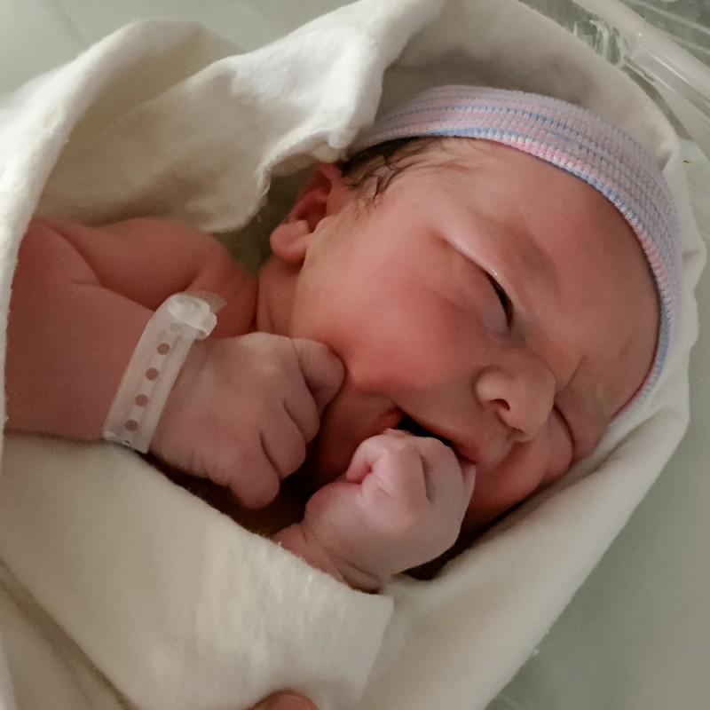 La razón por la que NO deberías bañar a tu hijo recién nacido