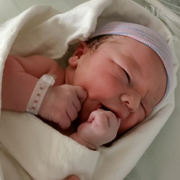 La razón por la que NO deberías bañar a tu hijo recién nacido