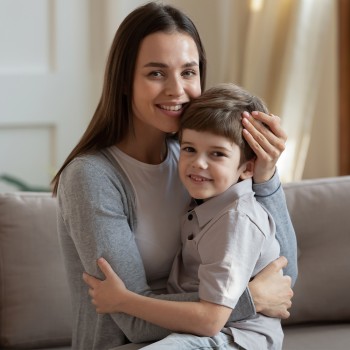 Quiero traer a mi hijo a Miami Dade ¿cómo le consigo la green card?