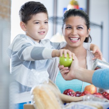 Acceso a bancos de alimentos en Miami Dade para familias inmigrantes