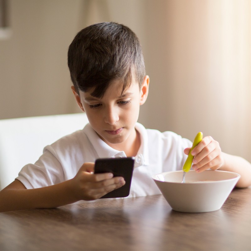 Gestiona el tiempo que tu niño pasa en el móvil en los momentos familiares