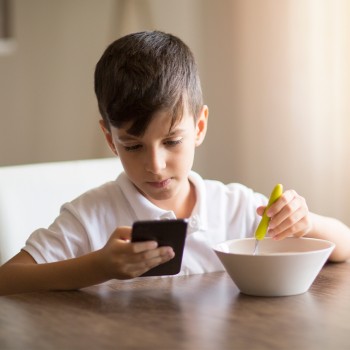 Cómo manejar el uso de pantallas de tu hijo al estar en familia
