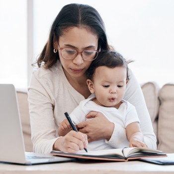 Soy mamá y quiero ir a la universidad, ¿hay ayudas en Miami Dade?