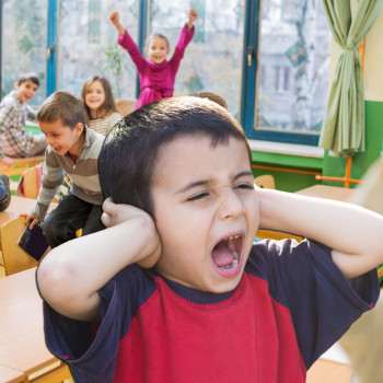 Niños con autismo muestran en el aula cómo les afectan los ruidos fuertes