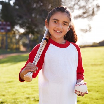 Mi hijo es bueno en deportes, ¿hay becas educativas en Miami Dade?