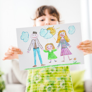 Por qué debes animar a tu hijo a que dibuje un autorretrato