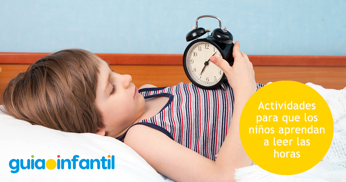 Cómo preparar a los niños para el cambio de hora Niño con reloj