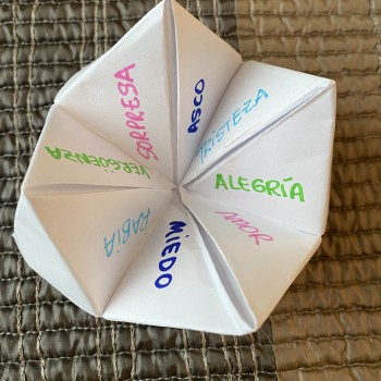Juego del comecocos de papel para conocer las emociones de los niños