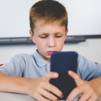 ¿Cómo denuncio que mi hijo es víctima de ciberbullying en Miami Dade?