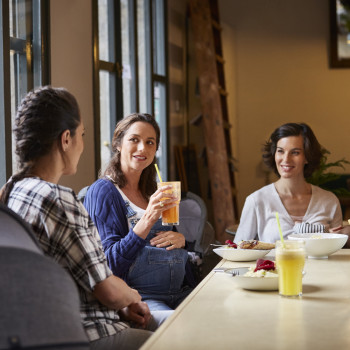 Los 8 alimentos peligrosos si estás embarazada y comes fuera de casa
