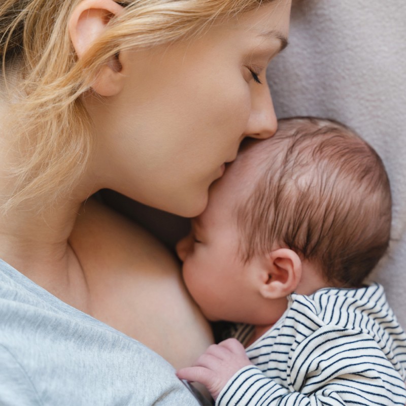 ¿Cómo sé si mi bebé ha comido bien si se queda dormido al amamantar?