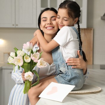 ¡Feliz santo, mamá! 37 frases para felicitar a una madre por su santo