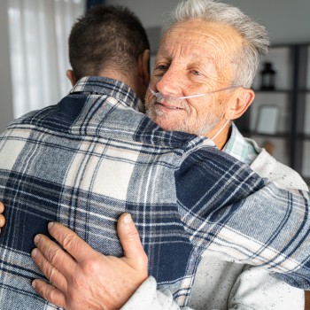 ¿Cómo encuentro ayudas para el cuidado de mis abuelos en Miami Dade?