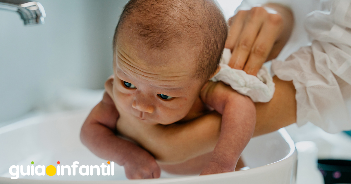 Cómo bañar al bebé recién nacido