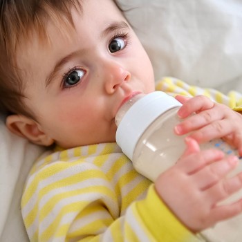 Cuánta leche debe tomar el bebé según su edad